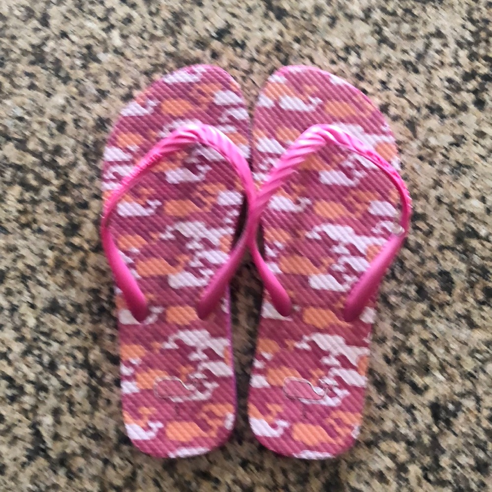 Vineyard vines girls flip flops. Size 1